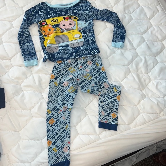 Size 5T Cocomelon 2 sets The Wheels On The Bus Pajamas sets - Picture 6 of 10